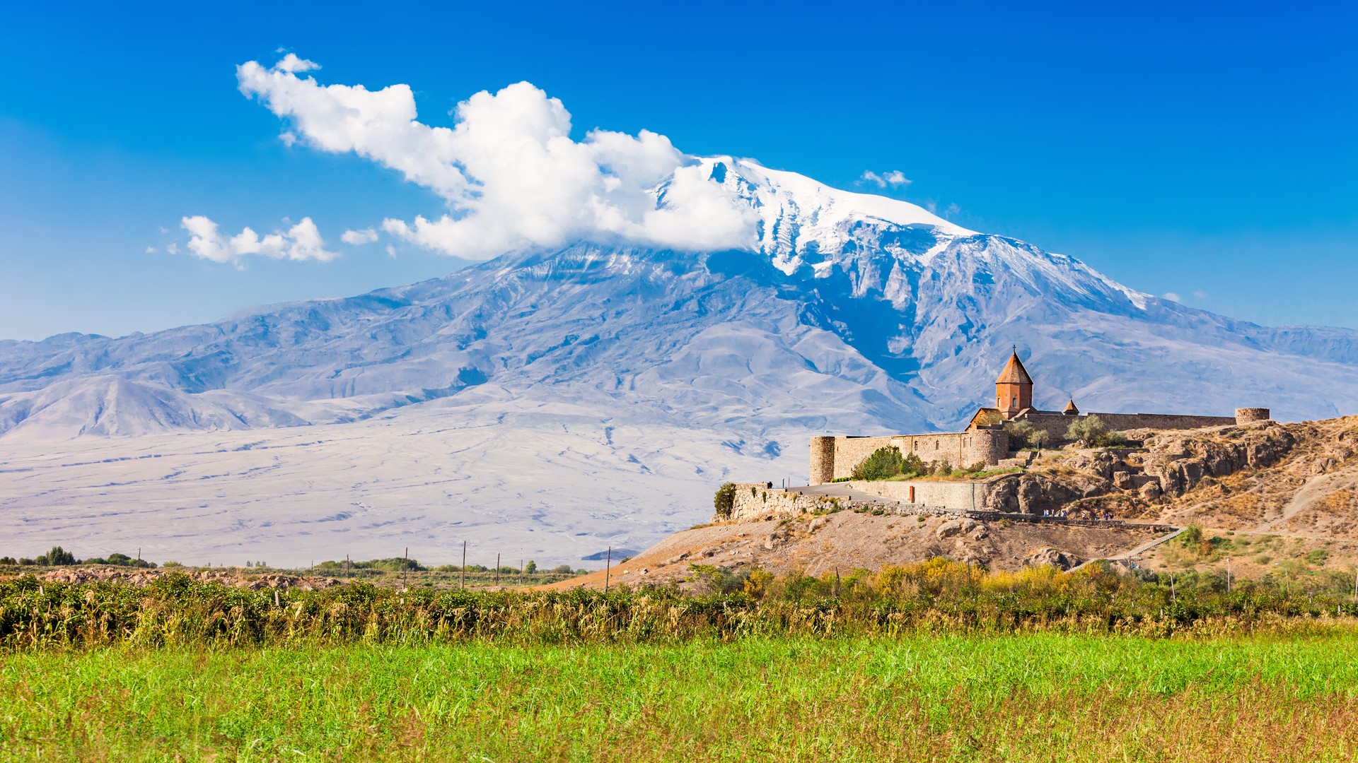 Хор-Вирап на фоне горы Арарат, Армения.