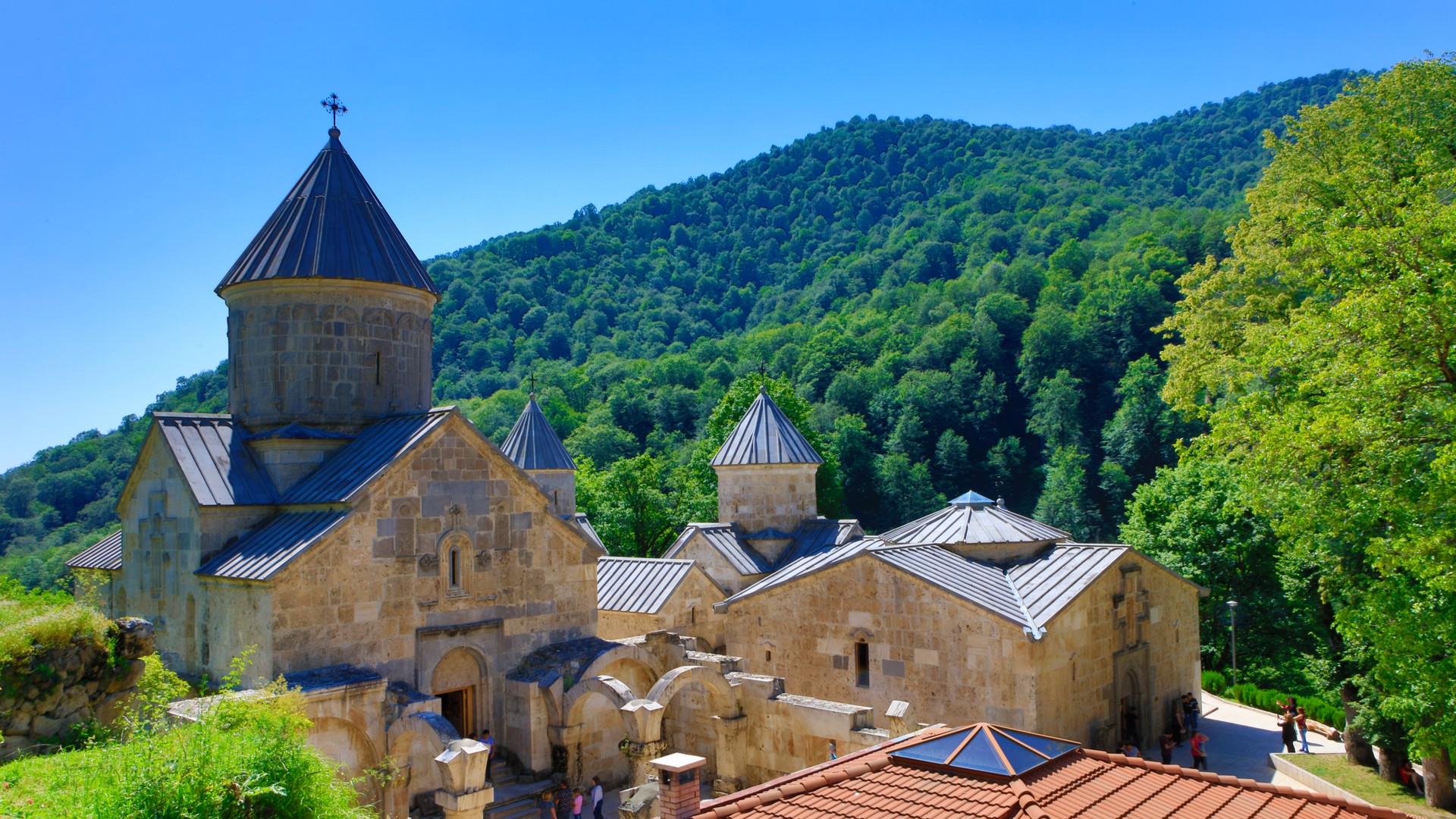 Монастырь Агарцин в солнечный летний день.