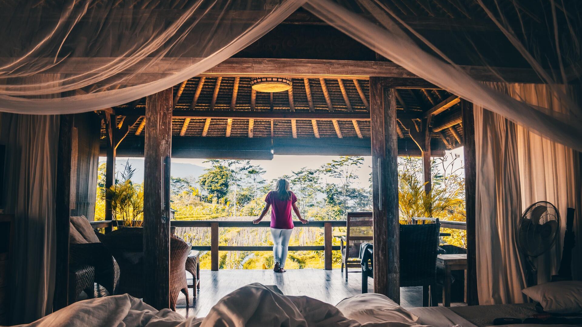 Утренняя атмосфера гостиничного бунгало среди рисовых полей Сидемена, Бали.