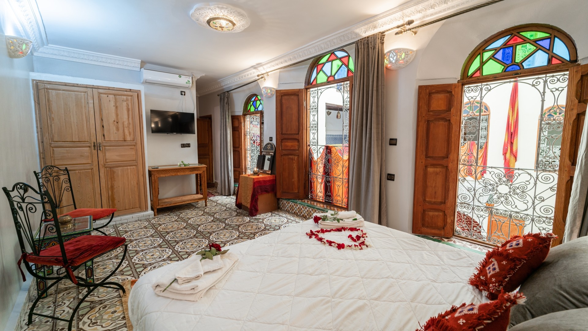 Интерьер спальни в риаде в медине Феса, Марокко.