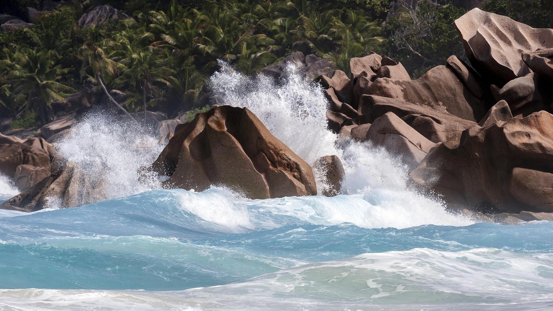 Сильные волны омывают гранитные скалы пляжа Гранд-Анс, Ла-Диг.