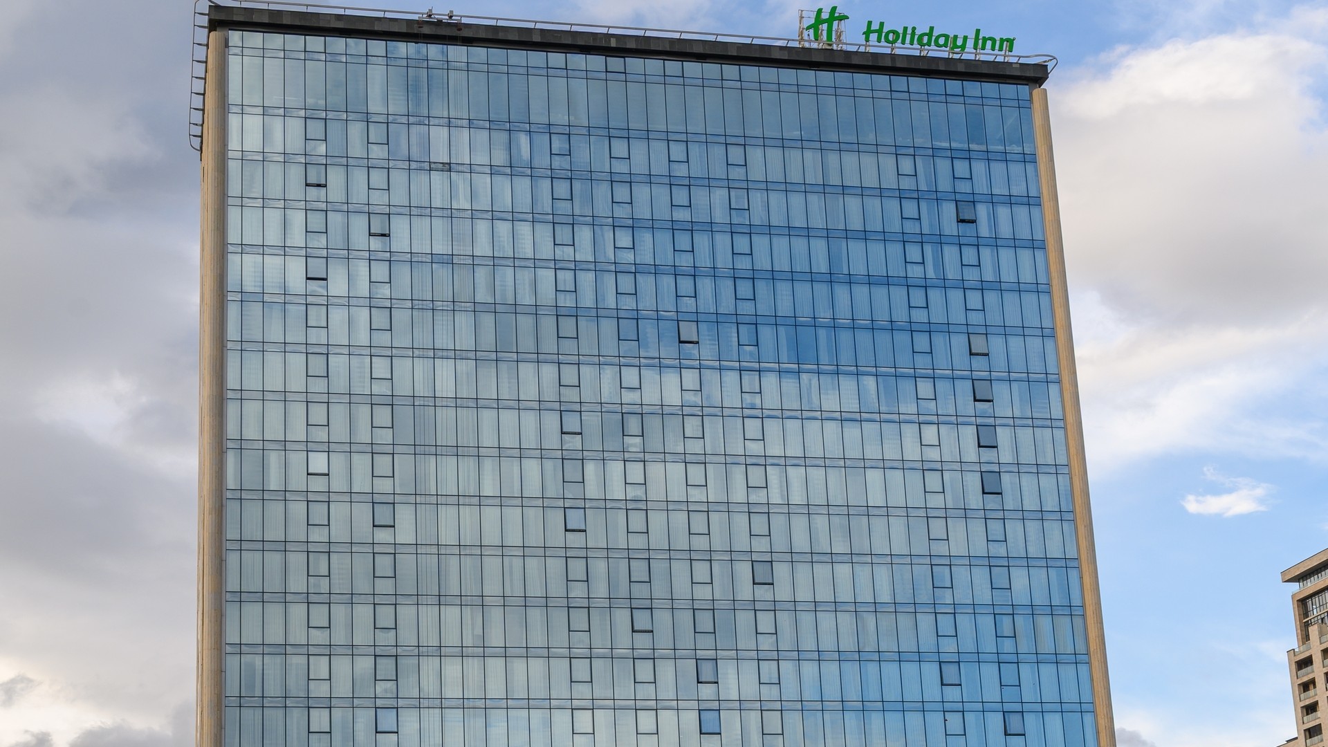 Здание отеля Holiday Inn Tbilisi.