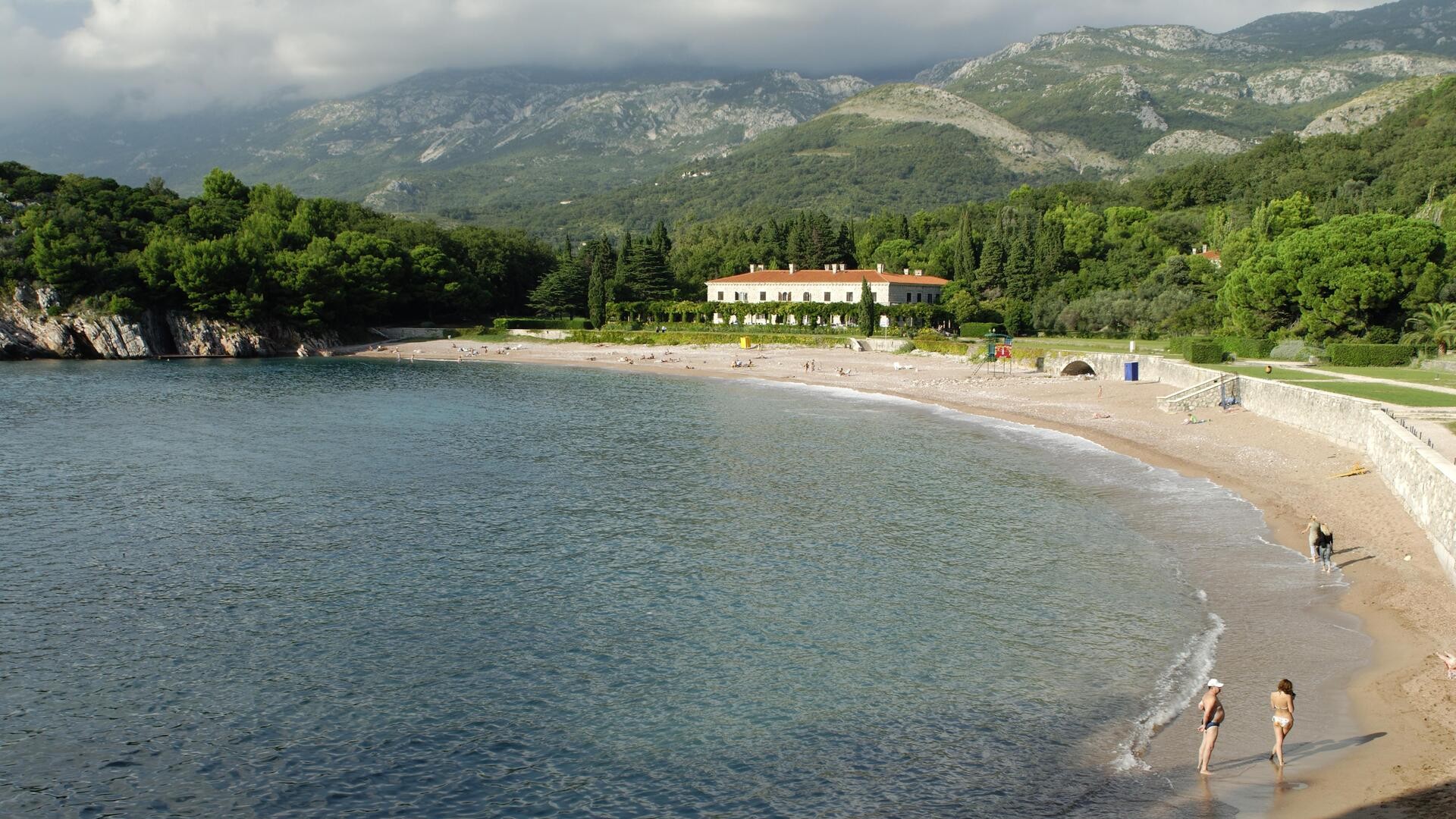 Пляж у исторического Королевского дворца и отеля в Милочере.
