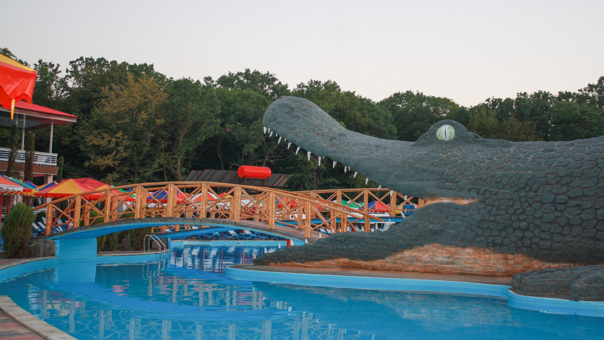 Фигура крокодила в бассейне отеля, Набрань.