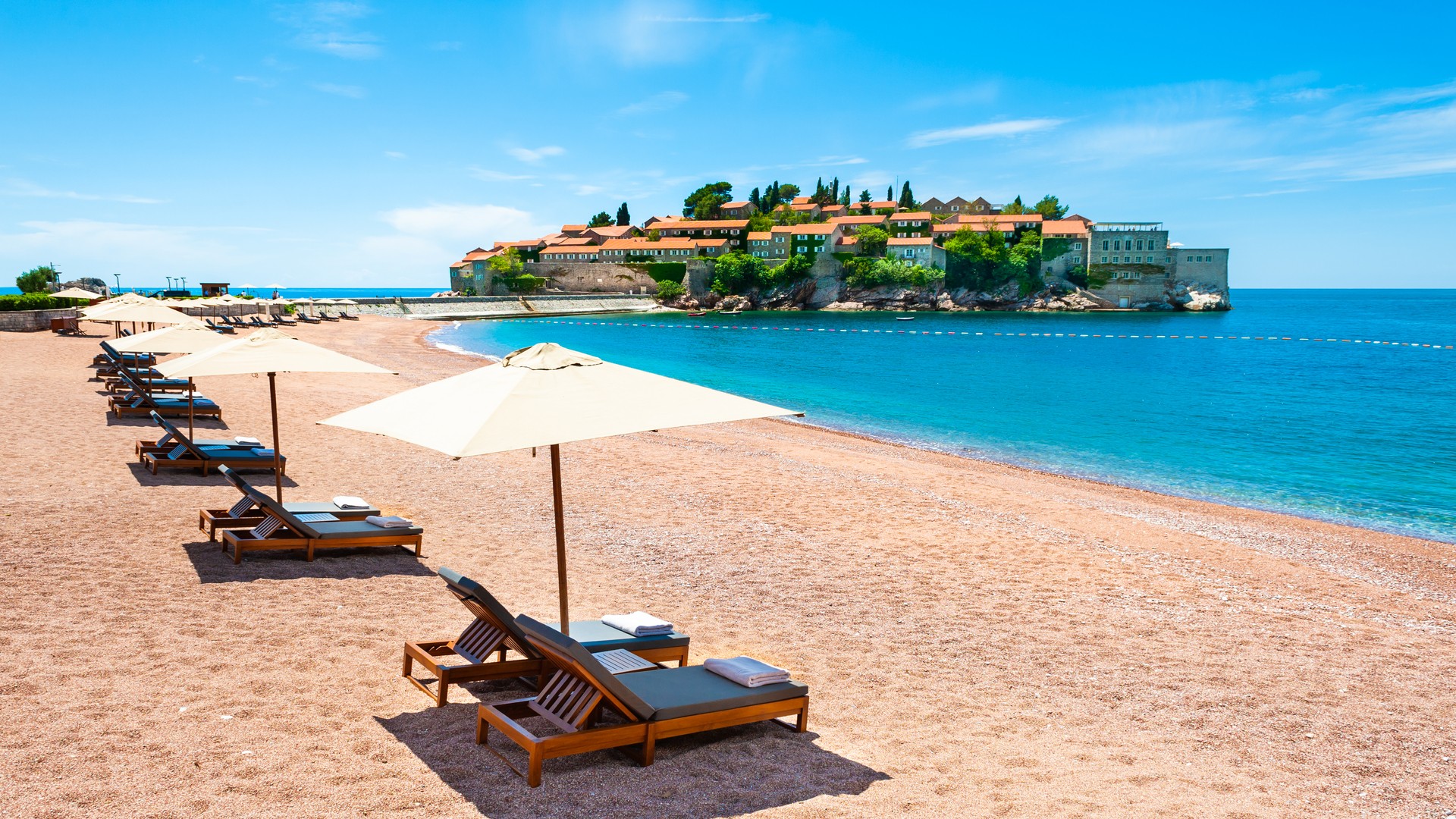 Прекрасный пляж и остров Свети-Стефан недалеко от Будвы, Черногория.