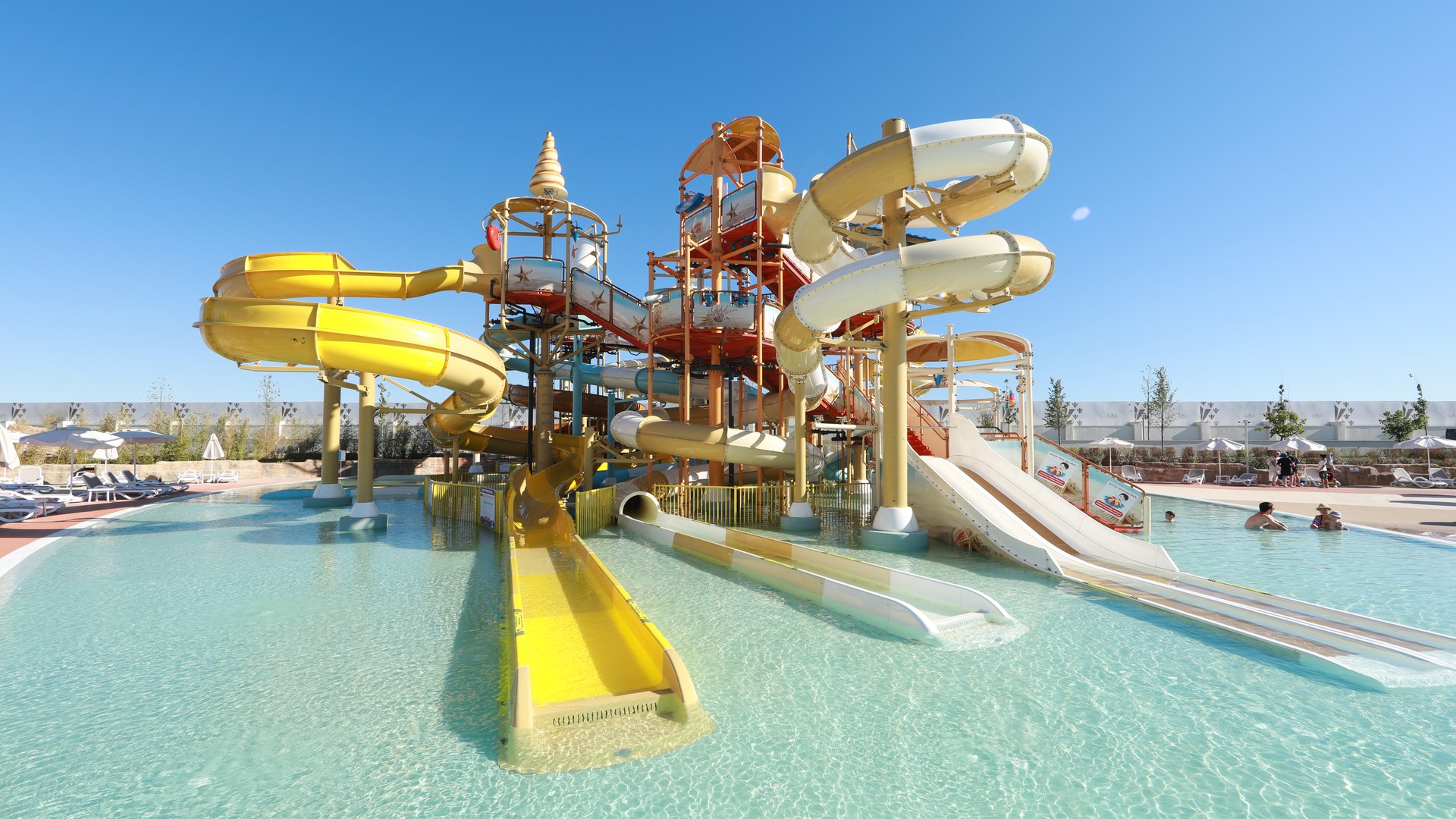 Водные аттракционы отеля Rixos Water World Aktau.