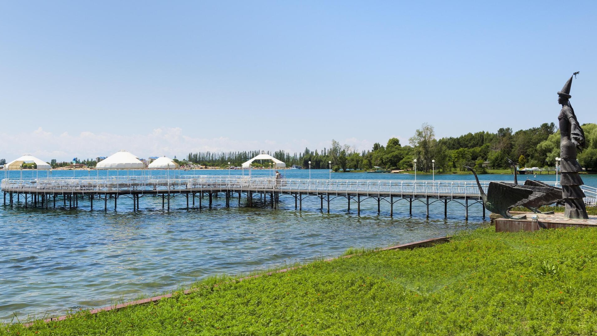 Причал культурного комплекса «Рух Ордо», Чолпон-Ата, Кыргызстан.