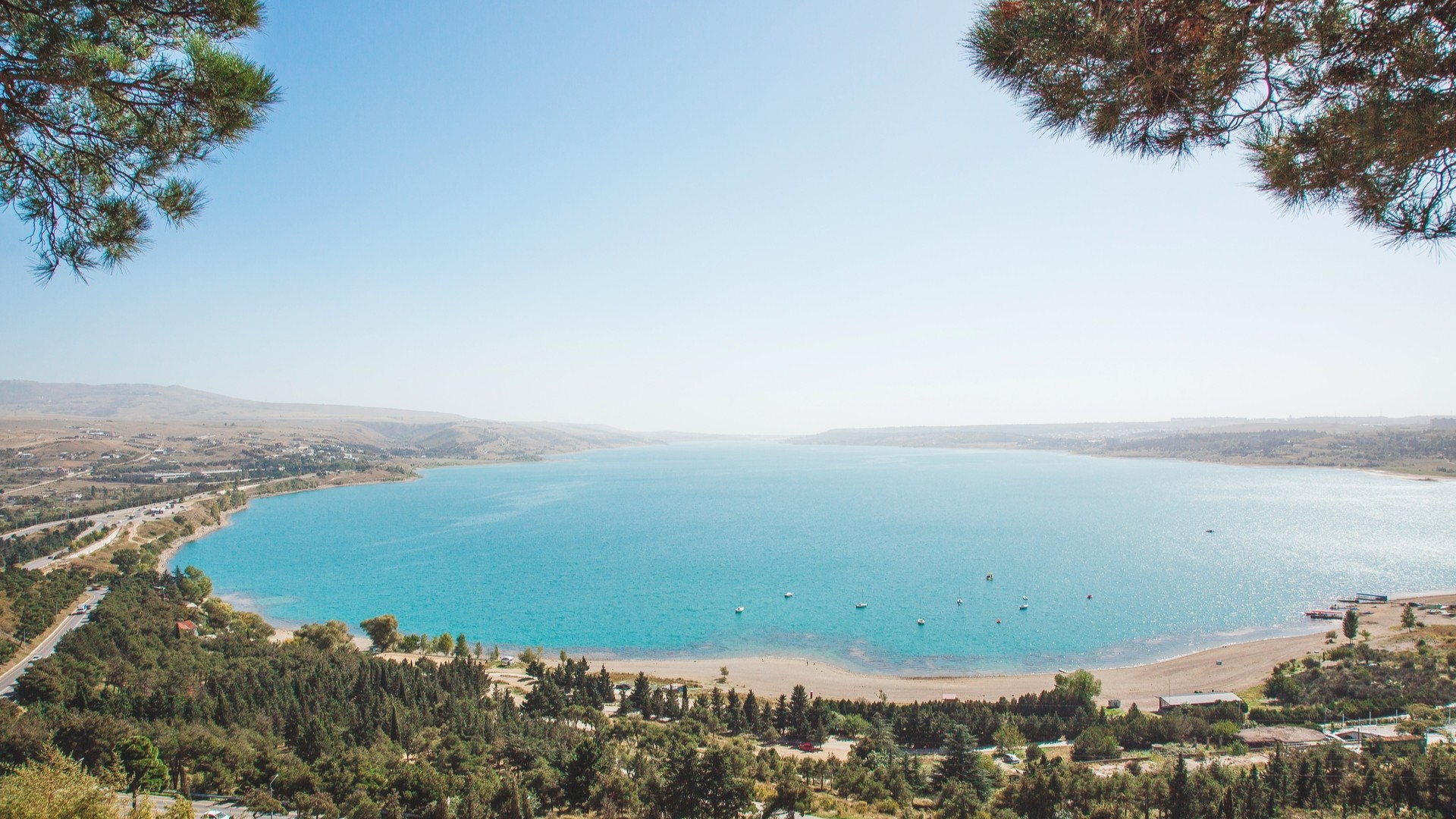Живописный вид на водохранилище Тбилисское море.