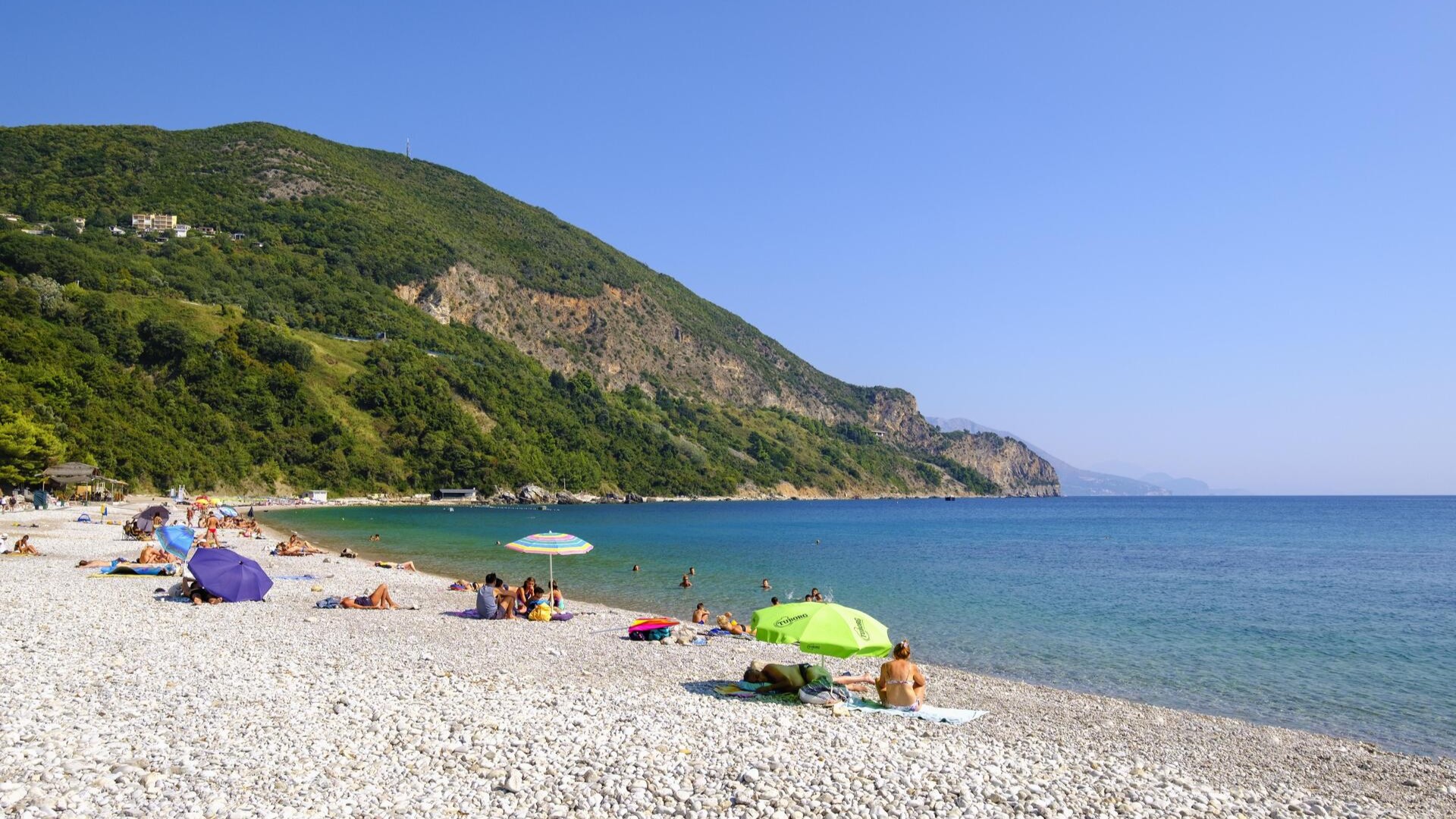 Пляж Яз, недалеко от Будвы, Черногория.